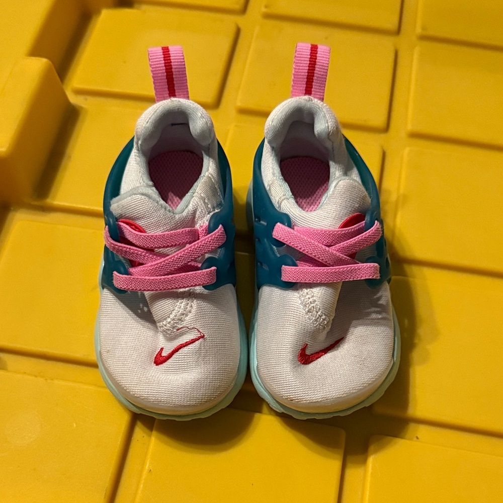 Nike Kids 5c shoes